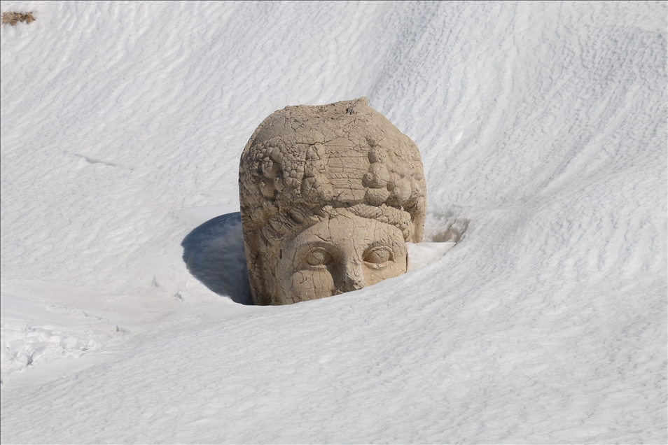 Nemrut Dağı, kar temizleme çalışmalarının bitirilmesinin ardından turizm sezonunu açtı