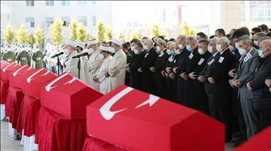 مراسم خاکسپاری نظامیان ترکیه که بر اثر سقوط بالگرد به شهادت رسیدند