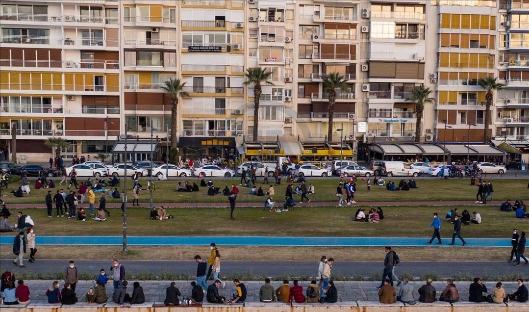 İzmir'de kısıtlamanın kalktığı ilk cumartesi sahillerde yoğunluk gözlendi
