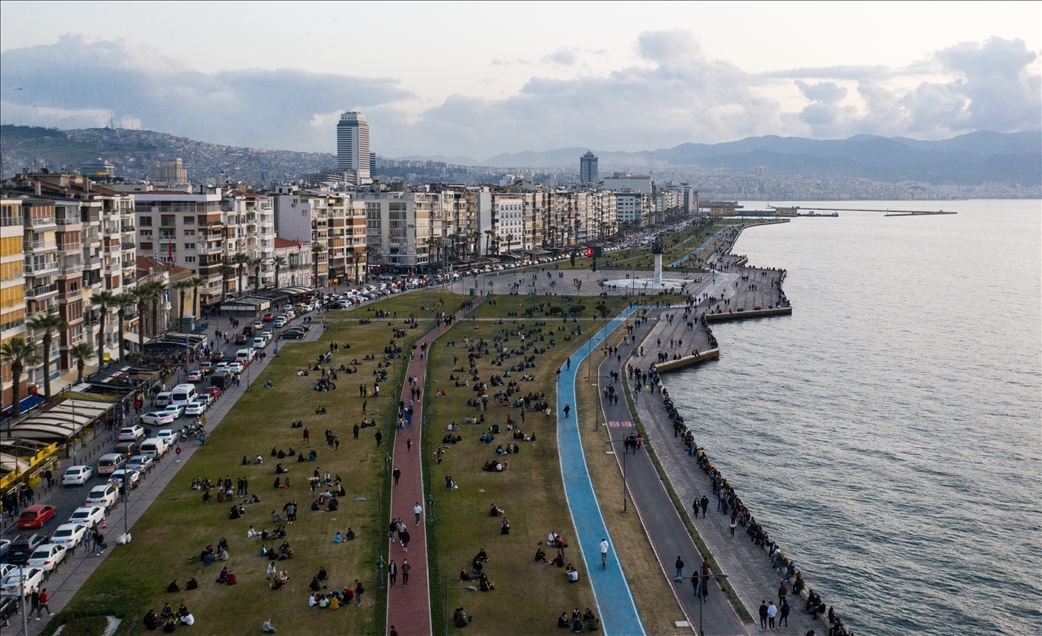 İzmir'de kısıtlamanın kalktığı ilk cumartesi sahillerde yoğunluk gözlendi