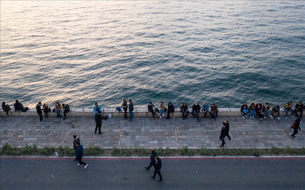 İzmir'de kısıtlamanın kalktığı ilk cumartesi sahillerde yoğunluk gözlendi