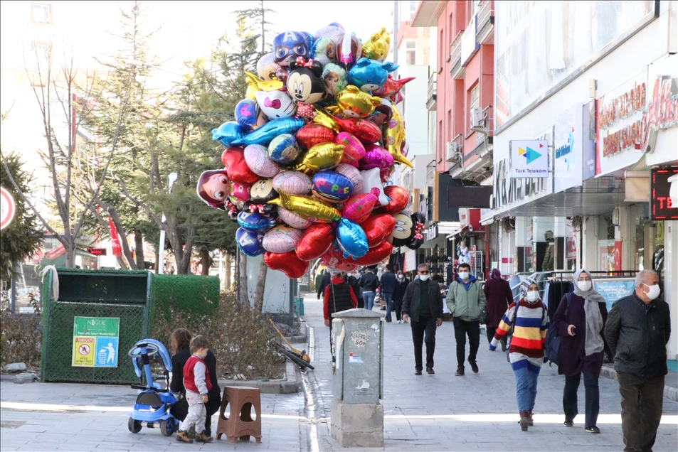 İç Anadolu'da kısıtlamanın olmadığı ilk cumartesi cadde ve meydanlarda hareketlilik yaşanıyor