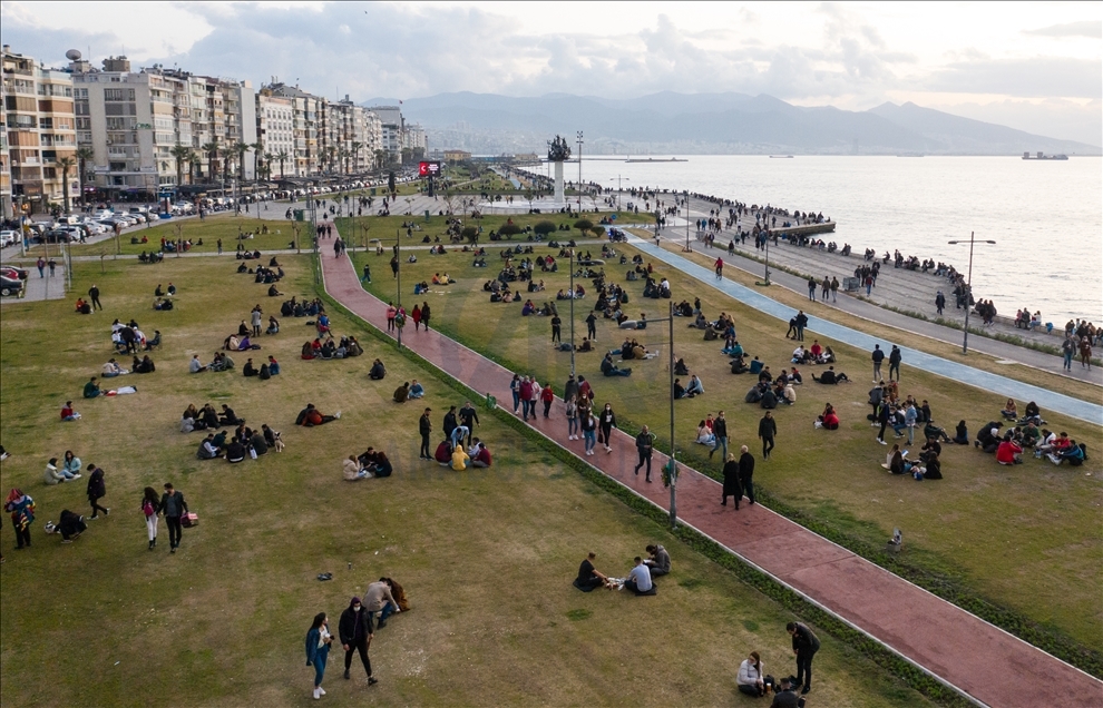 İzmir'de kısıtlamanın kalktığı ilk cumartesi sahillerde yoğunluk gözlendi