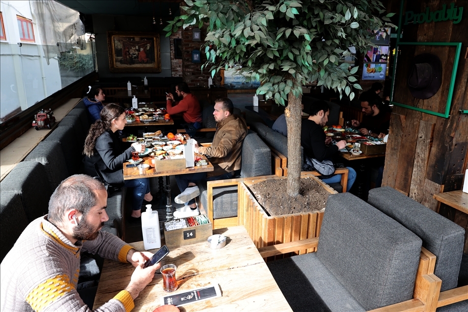 Ankara'da "kontrollü normalleşme" döneminin ilk hafta sonu