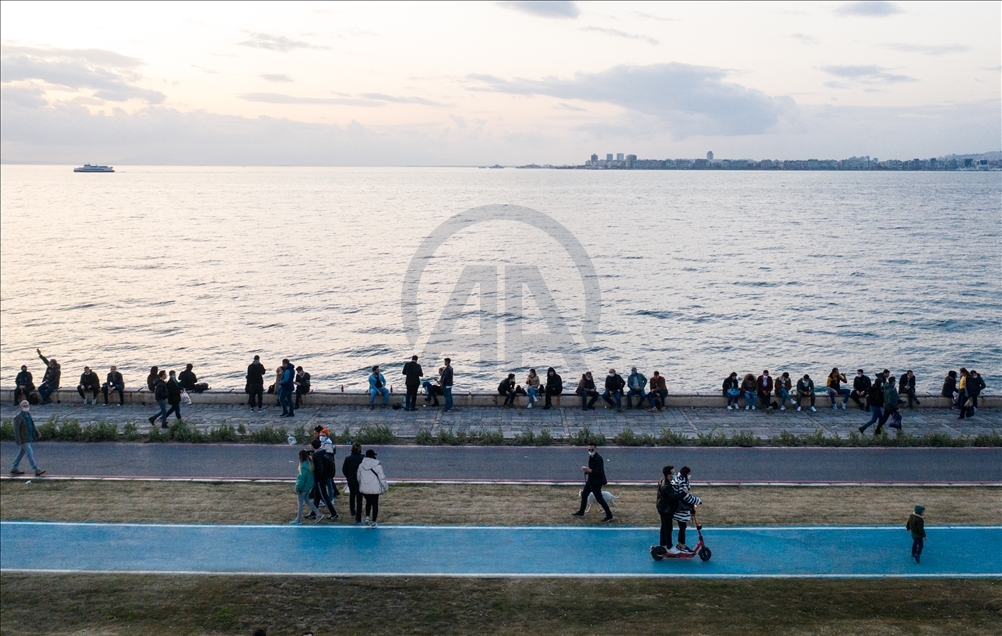 İzmir'de kısıtlamanın kalktığı ilk cumartesi sahillerde yoğunluk gözlendi