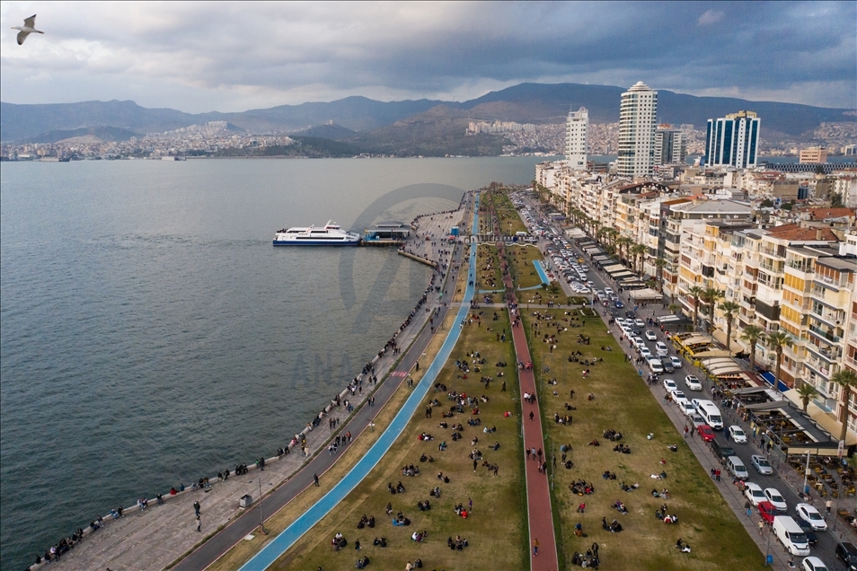 İzmir'de kısıtlamanın kalktığı ilk cumartesi sahillerde yoğunluk gözlendi