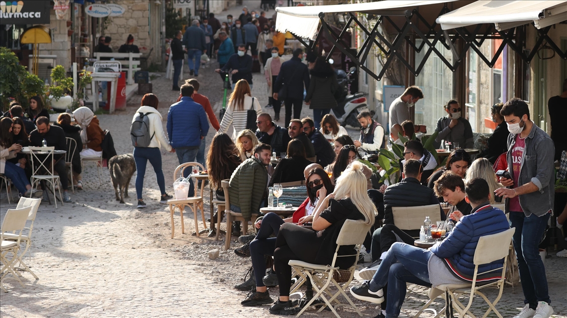 Ege'deki turizm beldeleri, kısıtlamasız ilk cumartesiyi hareketli geçirdi