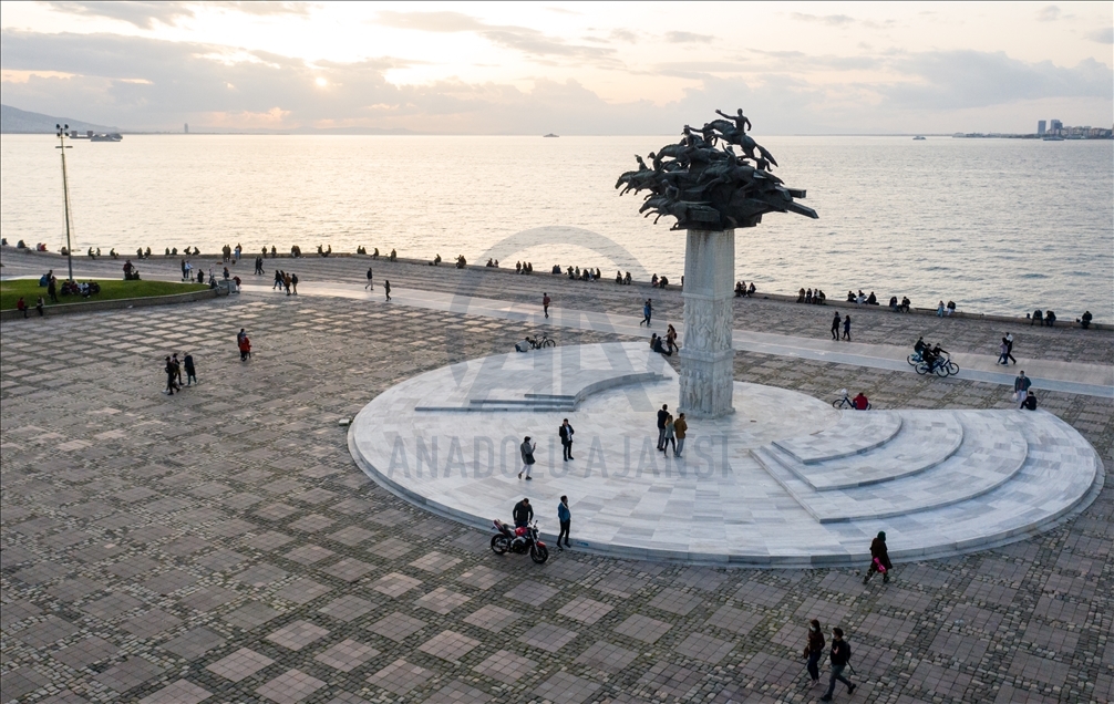 İzmir'de kısıtlamanın kalktığı ilk cumartesi sahillerde yoğunluk gözlendi