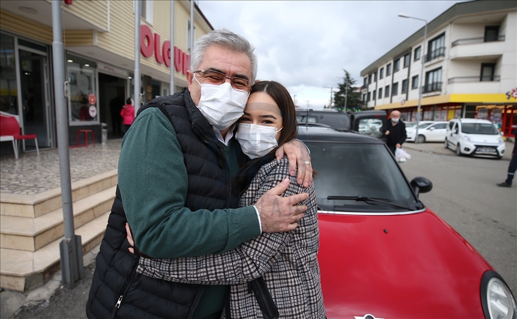 تركي يهدي ابنته سيارة أحلامها من مدخرات أموال التدخين