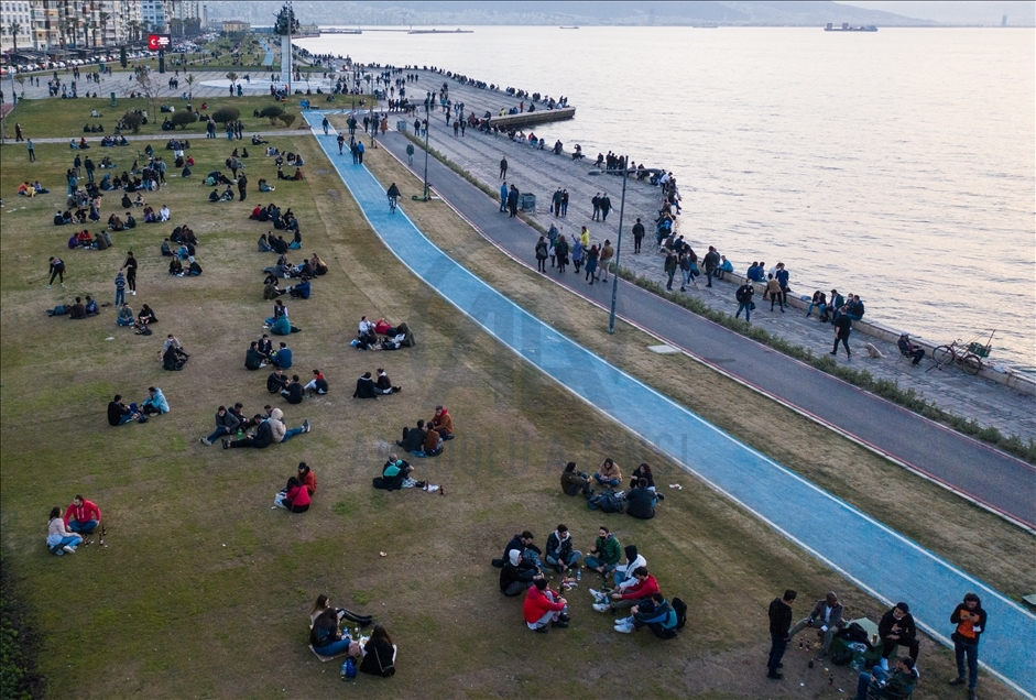 İzmir'de kısıtlamanın kalktığı ilk cumartesi sahillerde yoğunluk gözlendi