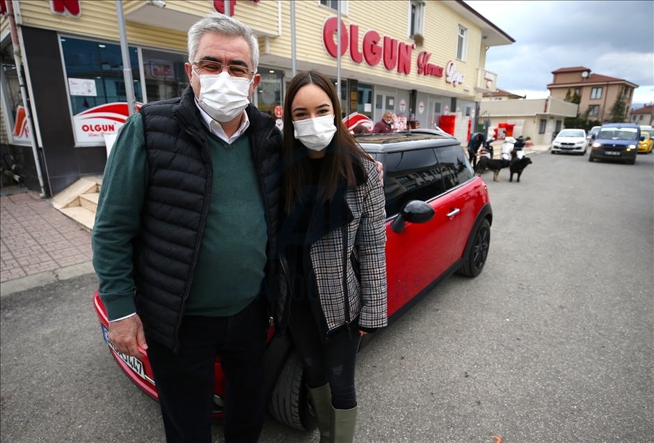 تركي يهدي ابنته سيارة أحلامها من مدخرات أموال التدخين