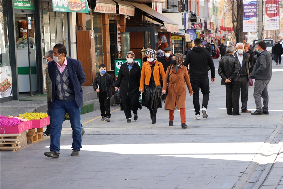 İç Anadolu'da kısıtlamanın olmadığı ilk cumartesi cadde ve meydanlarda hareketlilik yaşanıyor