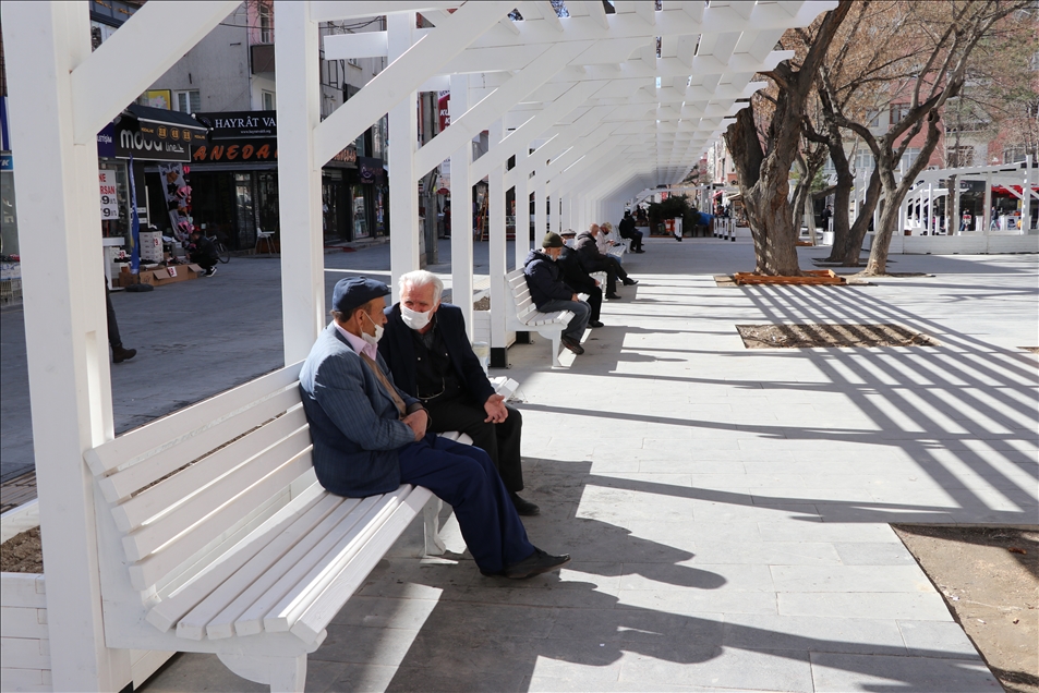 İç Anadolu'da kısıtlamanın olmadığı ilk cumartesi cadde ve meydanlarda hareketlilik yaşanıyor