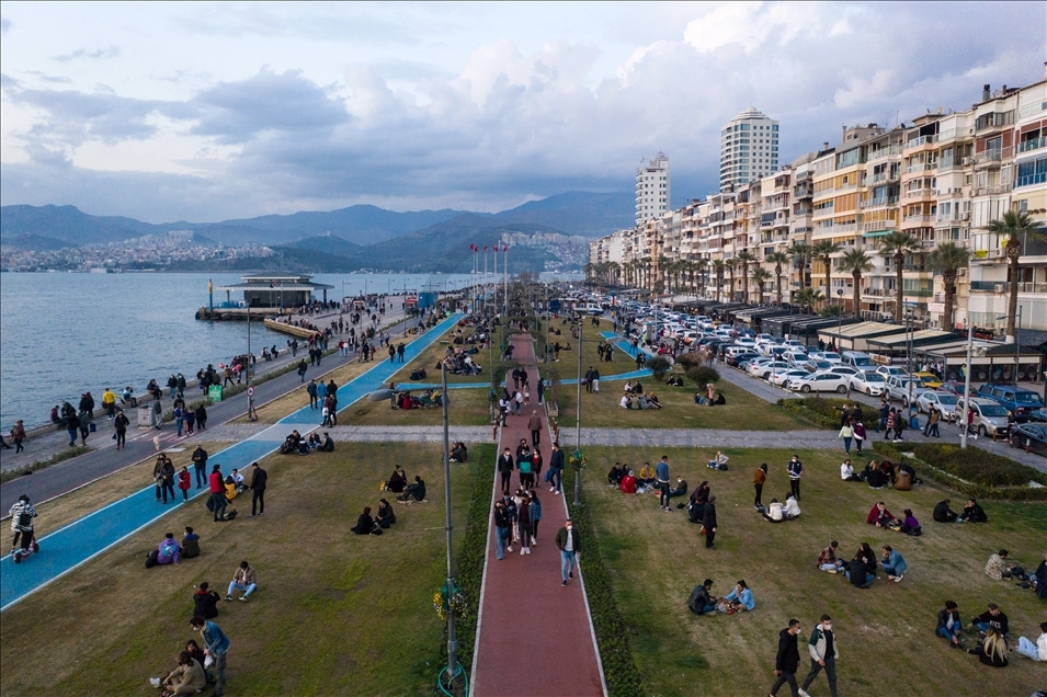 İzmir'de kısıtlamanın kalktığı ilk cumartesi sahillerde yoğunluk gözlendi
