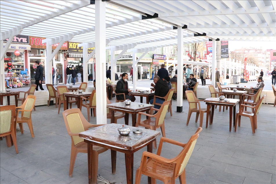 İç Anadolu'da kısıtlamanın olmadığı ilk cumartesi cadde ve meydanlarda hareketlilik yaşanıyor