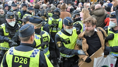 İsveç'te Kovid-19 kısıtlamaları protesto edildi