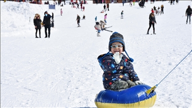 Hakkari'de 2 bin 800 rakımlı Merga Bütan Kayak Merkezi'nde hafta sonu yoğunluğu