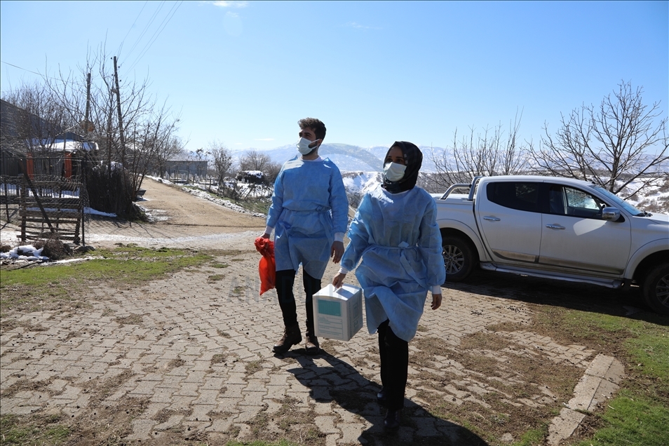 Health workers cross snowy roads, vaccinate the elderly against COVID-19 in eastern Turkey