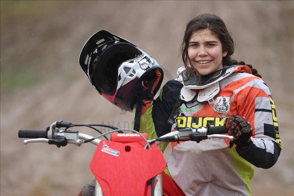 Motoçiklistja Irmak Yıldırım, femra e parë që do të përfaqësojë Turqinë në kampionatin botëror