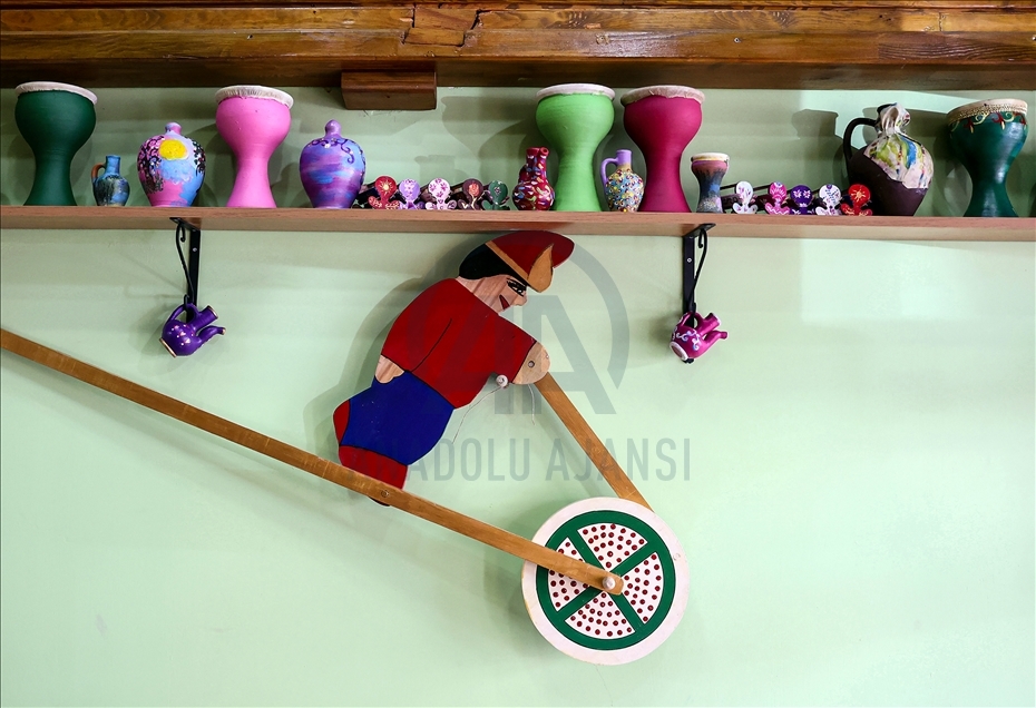 500 yıllık Eyüp oyuncaklarının yapımını çocuklara öğretiyor