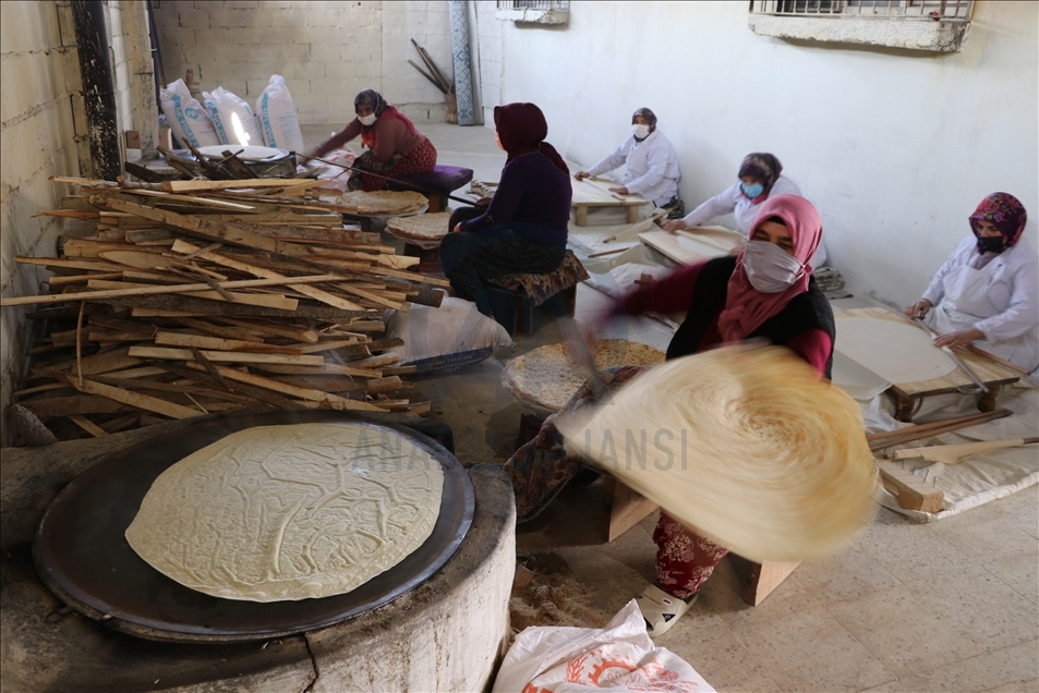 Ailesinin geçimini sağlamak için köy ekmeği yapan ev kadını, kadınların umudu oldu