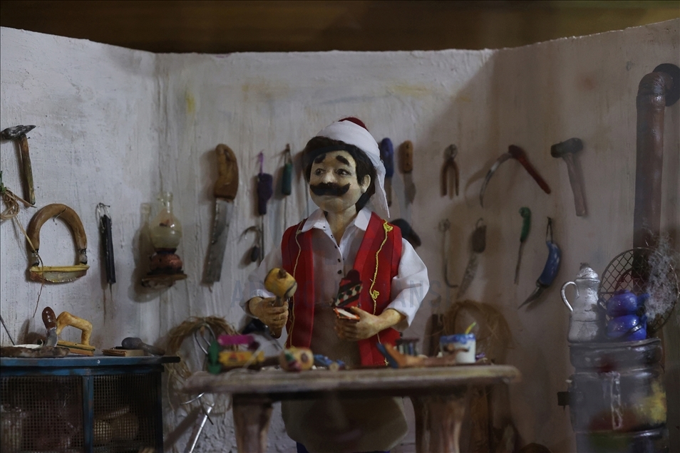 500 yıllık Eyüp oyuncaklarının yapımını çocuklara öğretiyor