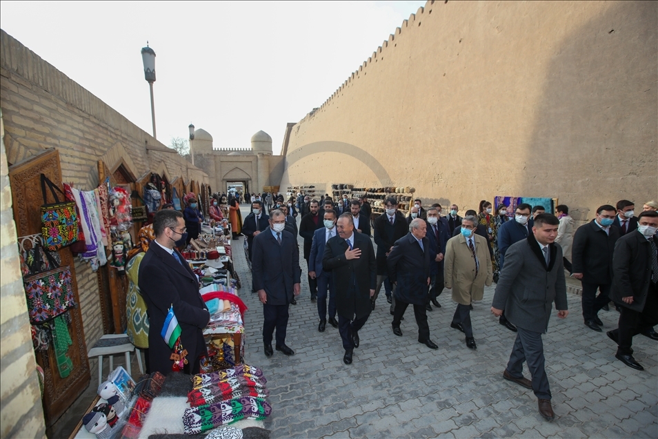 تشاووش أوغلو يزور مدينة خيوة التاريخية في أوزبكستان