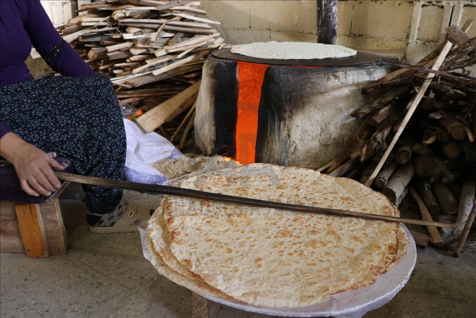 Ailesinin geçimini sağlamak için köy ekmeği yapan ev kadını, kadınların umudu oldu