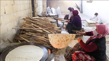 Ailesinin geçimini sağlamak için köy ekmeği yapan ev kadını, kadınların umudu oldu