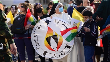 ھەولێر.. ھاووڵاتییانی ھەرێمی کوردستان لە سەر رێگە شارۆچکەی عەنکاوە لە پێشوازی پاپا فرەنسیس دان.
