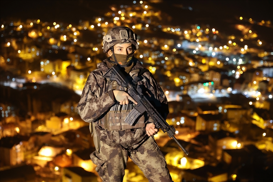 Las miembros del equipo de operaciones especiales de la Policía turca