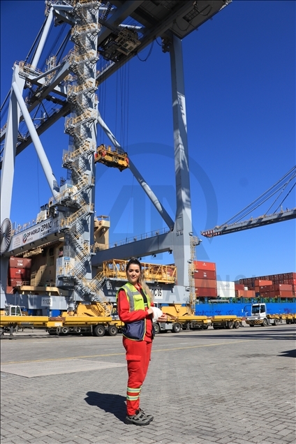 حكاية امرأة تقود شاحنات ثقيلة في ميناء تركي
