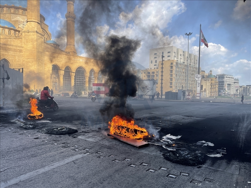 "إثنين الغضب".. محتجون يقطعون الطرق في أنحاء لبنان