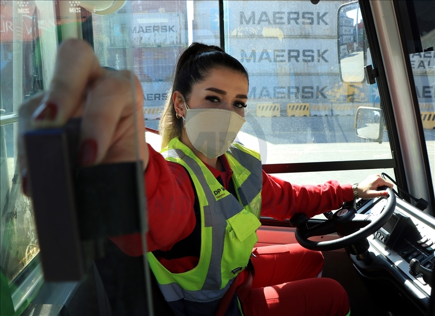 حكاية امرأة تقود شاحنات ثقيلة في ميناء تركي