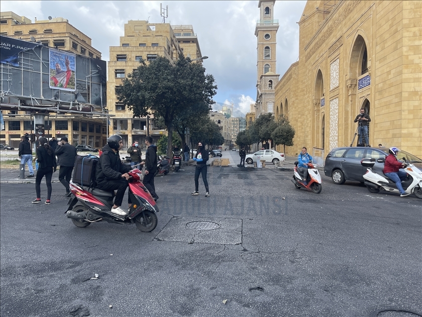 "إثنين الغضب".. محتجون يقطعون الطرق في أنحاء لبنان