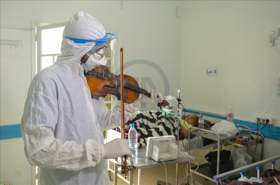 تونس.. طبيب يُخفف آلام مرضى كورونا بالموسيقى