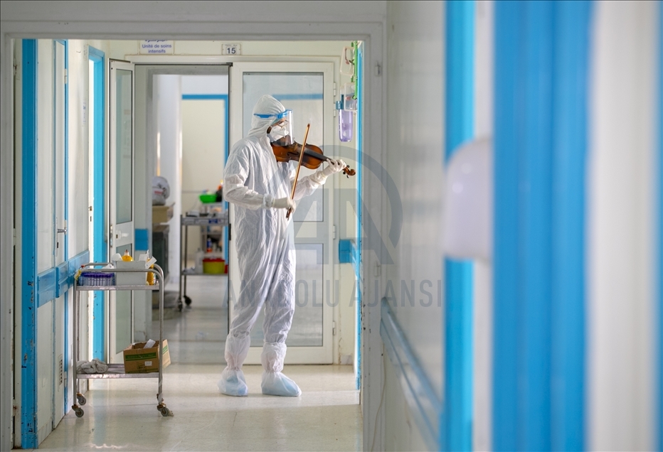 تونس.. طبيب يُخفف آلام مرضى كورونا بالموسيقى