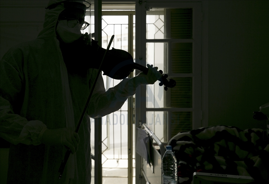 تونس.. طبيب يُخفف آلام مرضى كورونا بالموسيقى