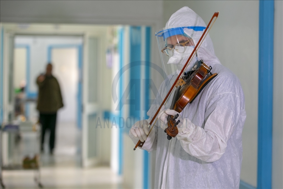 تونس.. طبيب يُخفف آلام مرضى كورونا بالموسيقى