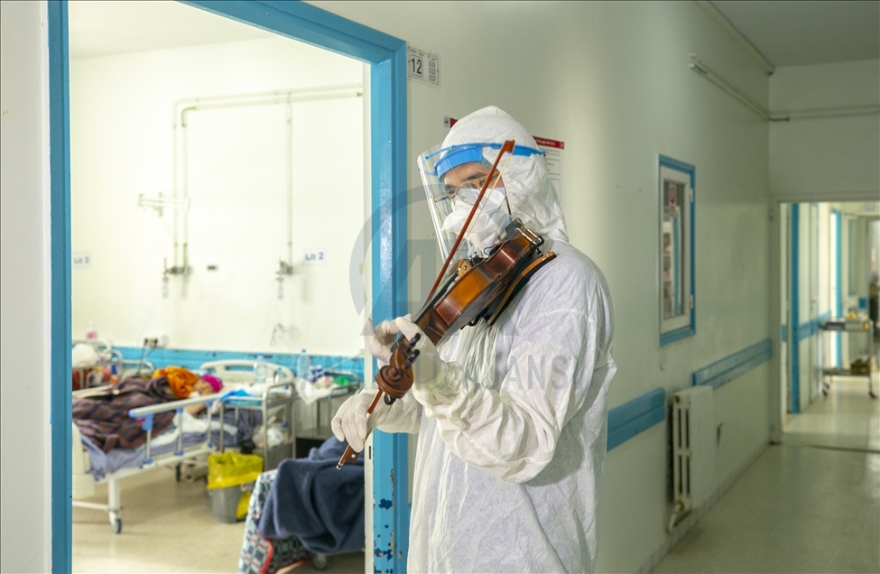 تونس.. طبيب يُخفف آلام مرضى كورونا بالموسيقى