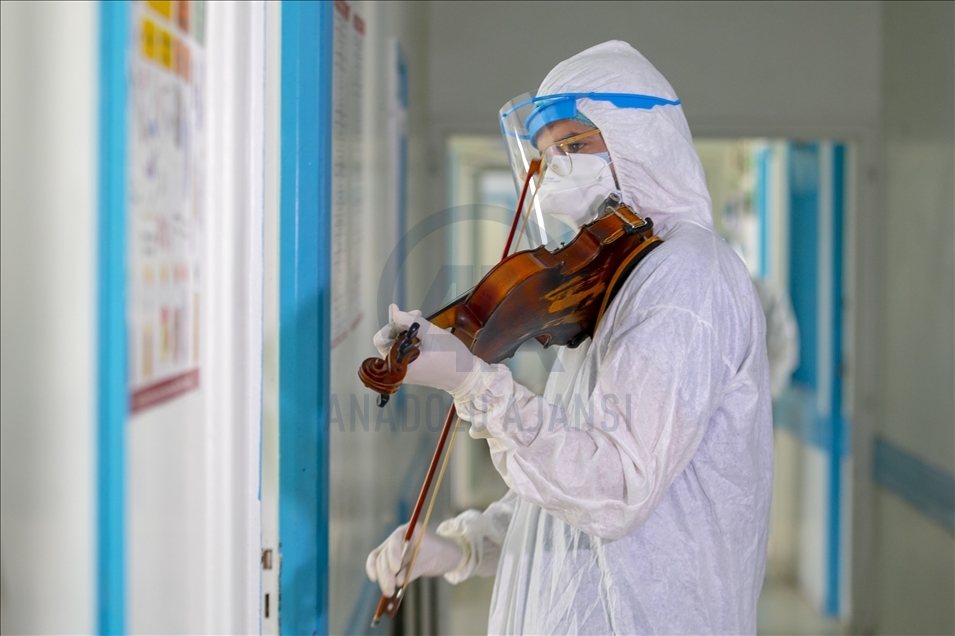 تونس.. طبيب يُخفف آلام مرضى كورونا بالموسيقى