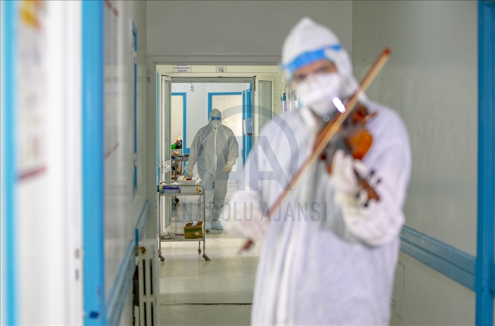 تونس.. طبيب يُخفف آلام مرضى كورونا بالموسيقى