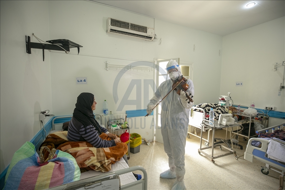 تونس.. طبيب يُخفف آلام مرضى كورونا بالموسيقى