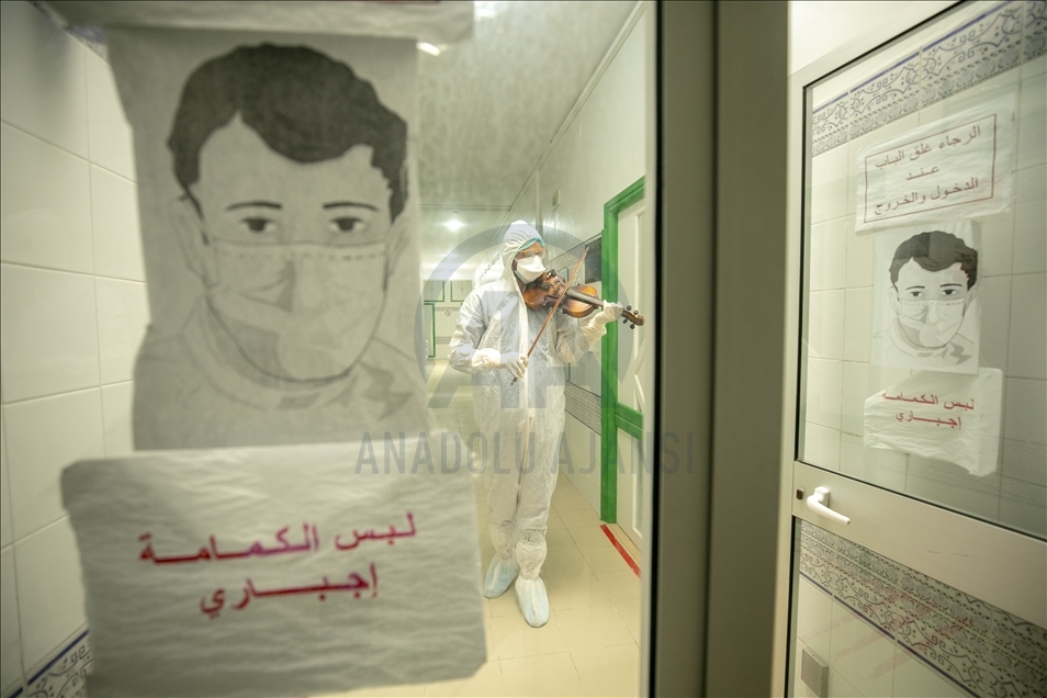 تونس.. طبيب يُخفف آلام مرضى كورونا بالموسيقى