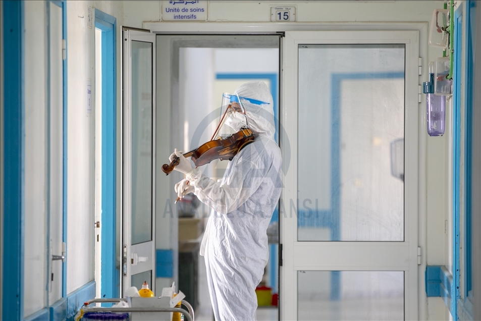 تونس.. طبيب يُخفف آلام مرضى كورونا بالموسيقى