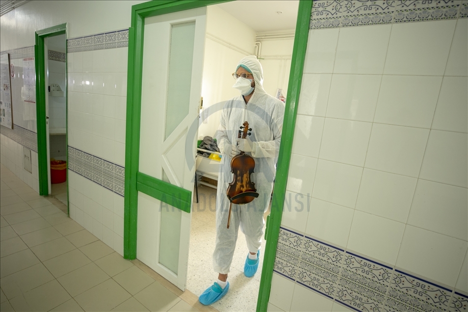 تونس.. طبيب يُخفف آلام مرضى كورونا بالموسيقى