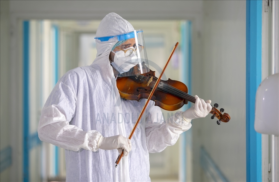 تونس.. طبيب يُخفف آلام مرضى كورونا بالموسيقى