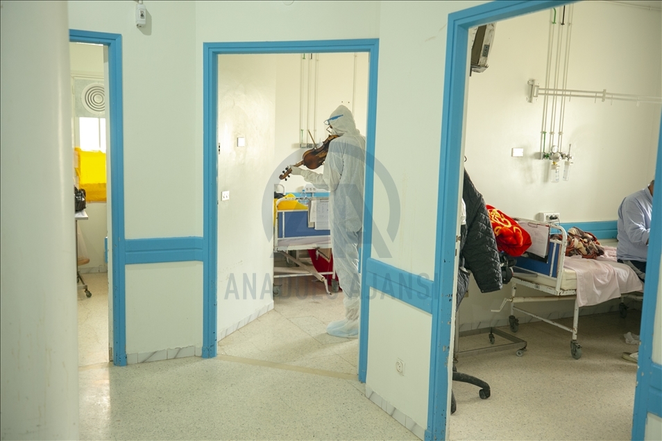 تونس.. طبيب يُخفف آلام مرضى كورونا بالموسيقى