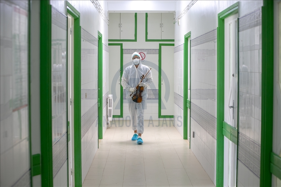 تونس.. طبيب يُخفف آلام مرضى كورونا بالموسيقى