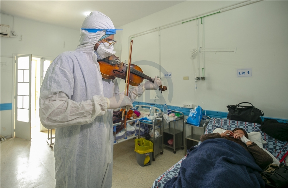 تونس.. طبيب يُخفف آلام مرضى كورونا بالموسيقى